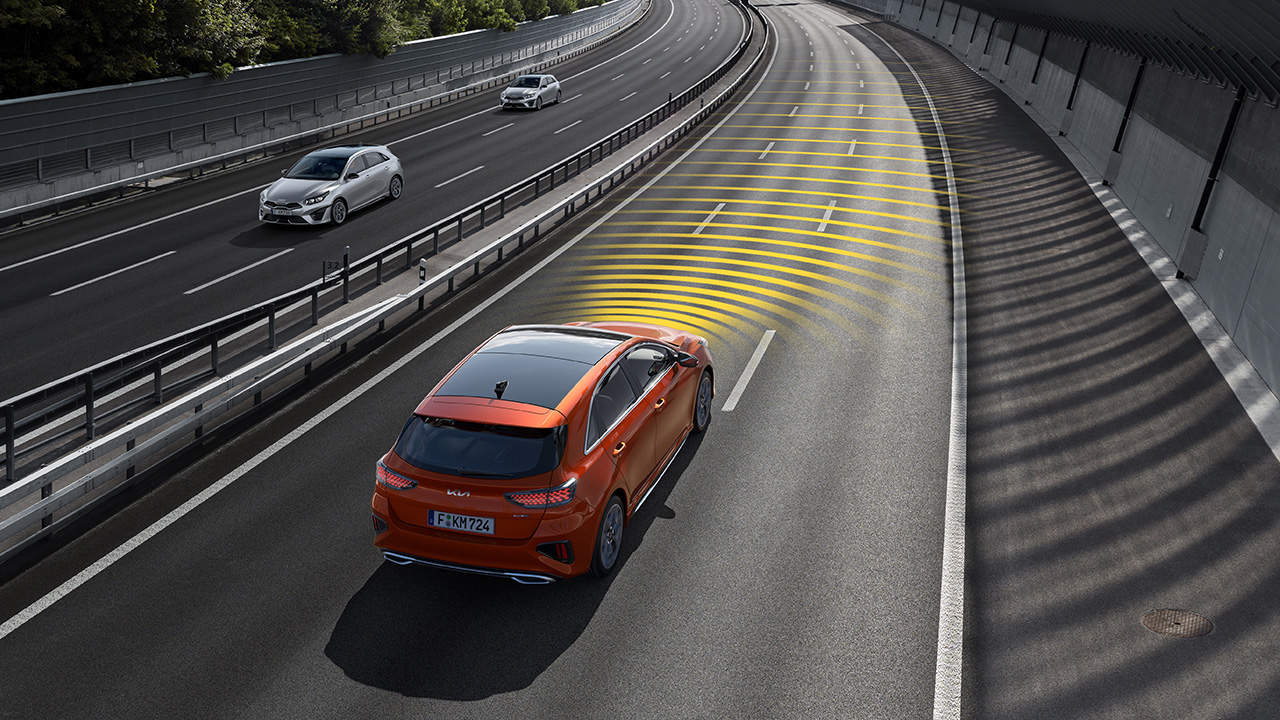 Système d’aide à la conduite sur autoroute et régulateur de vitesse adaptatif couplé à la navigation de la Kia ProCeed