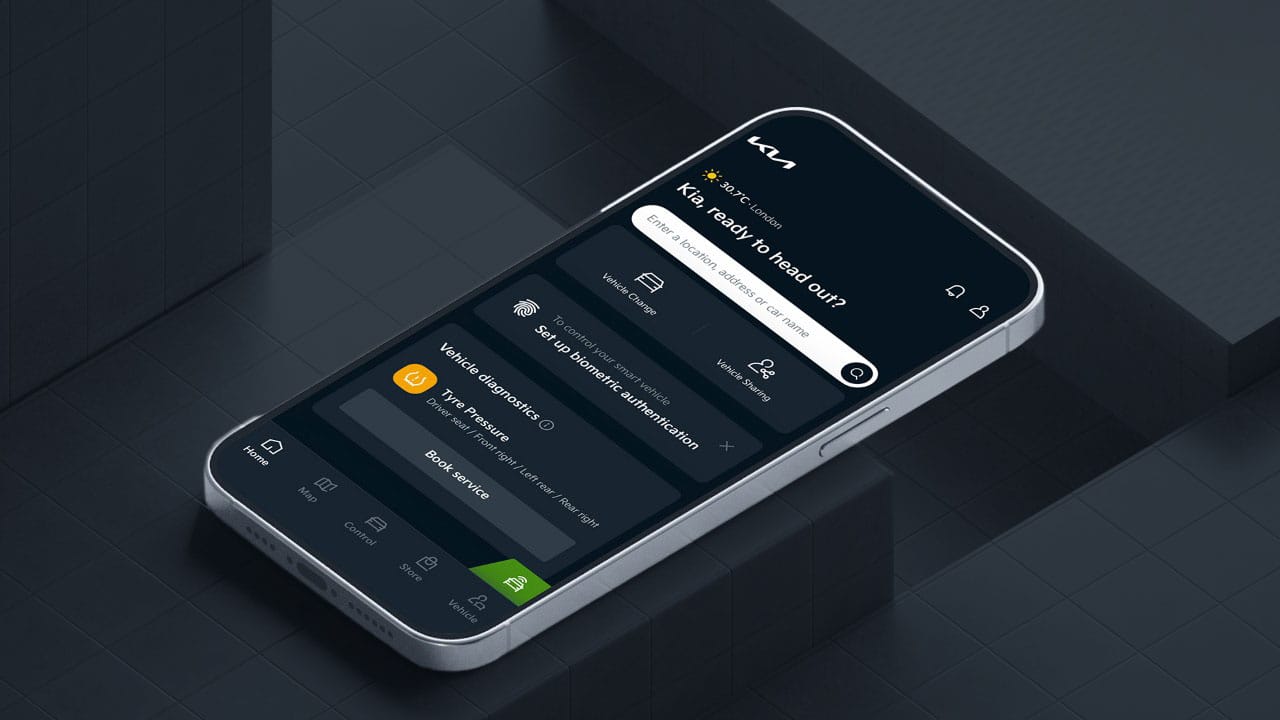 Kia EV9 GT, grau, Motorhaube Fahrerseite, Frau lehnt vorne am Fahrzeug