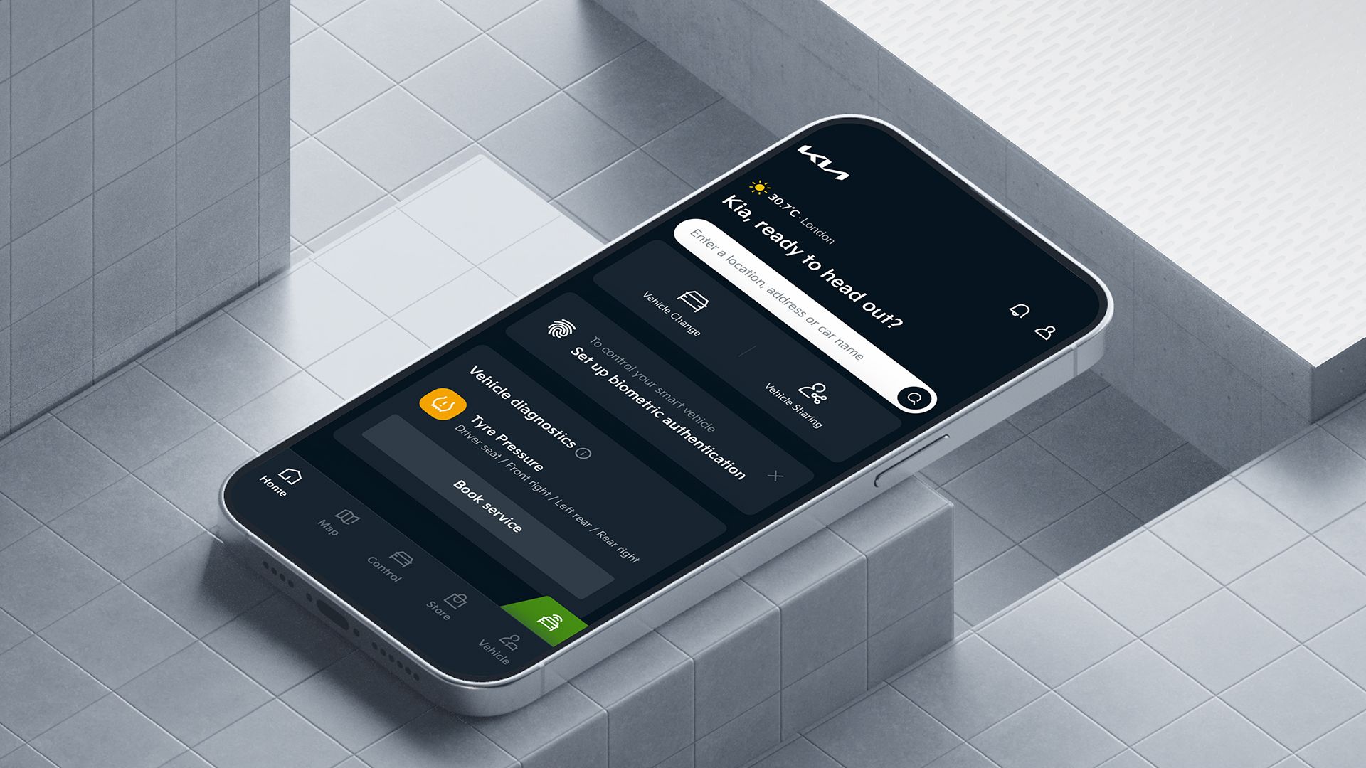 Kia EV9 GT, grau, Motorhaube Fahrerseite, Frau lehnt vorne am Fahrzeug