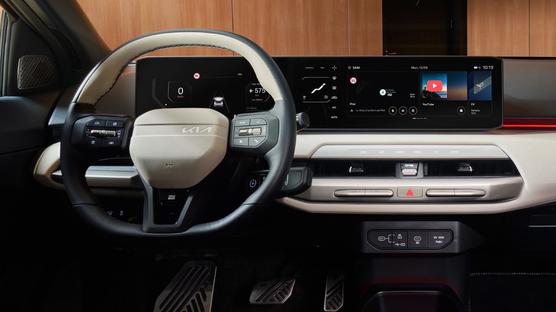 Infodivertissement avancé avec triple écran