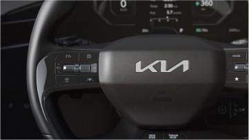 Lenkrad mit beleuchtetem Kia-Emblem*