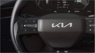 Ratt med upplyst Kia-emblem