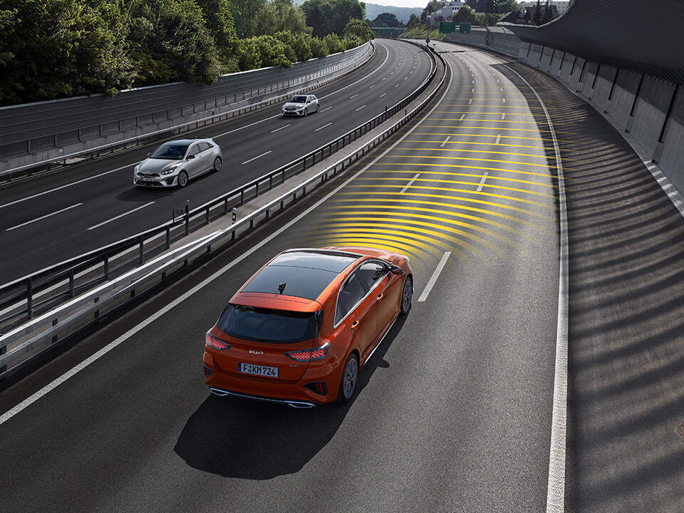 Système d’aide à la conduite sur autoroute et régulateur de vitesse adaptatif couplé à la navigation de la Kia Ceed SW Hybride Rechargeable