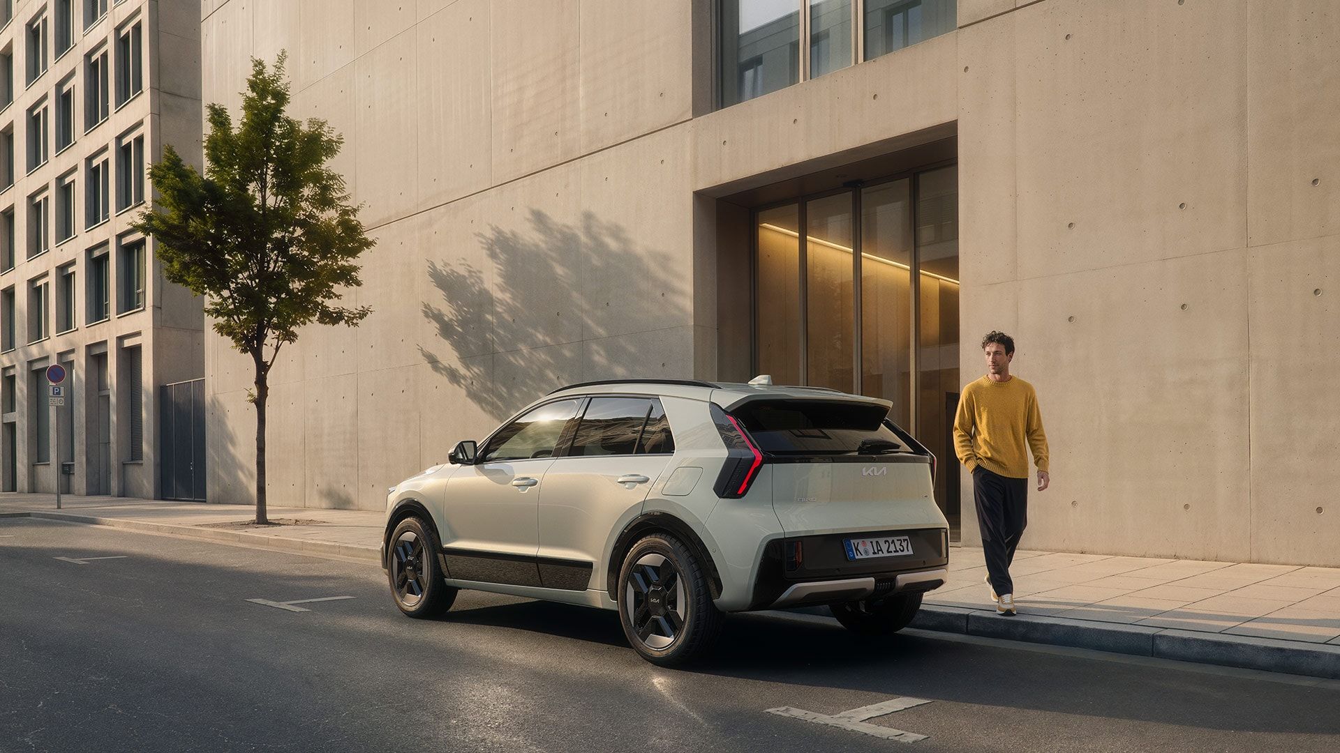 Hombre cerca de un Kia Niro