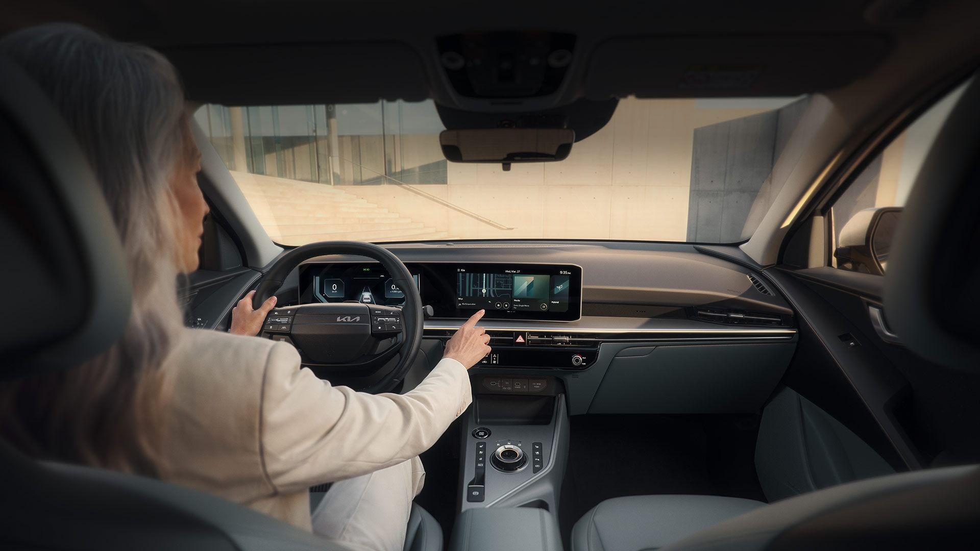 Mujer conduciendo Kia Niro
