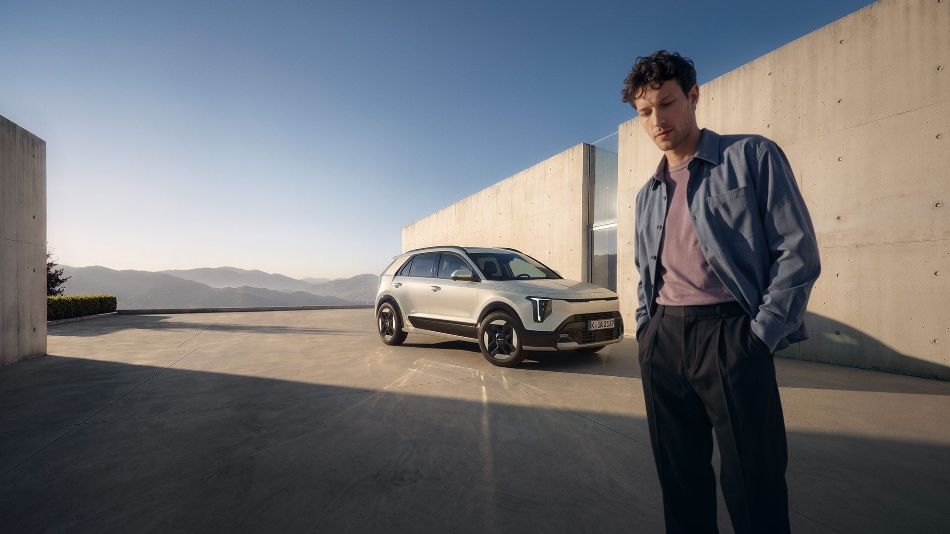 persona delante de un Kia Niro