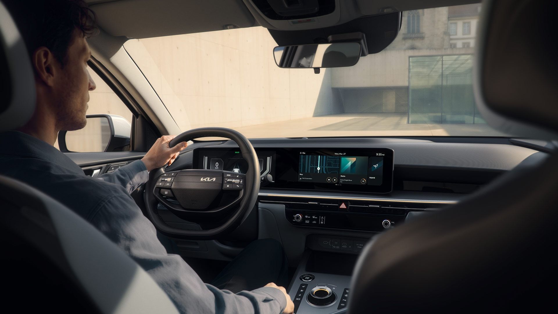 Hombre conduciendo un Kia Niro