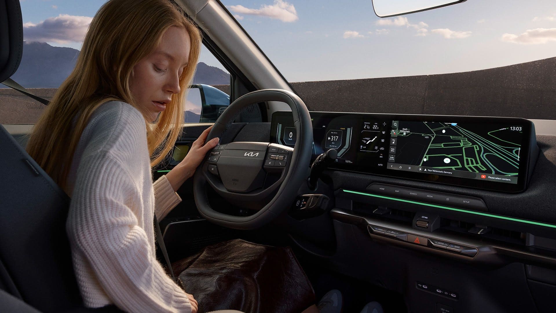 Panoramatický infotainment se třemi displeji.