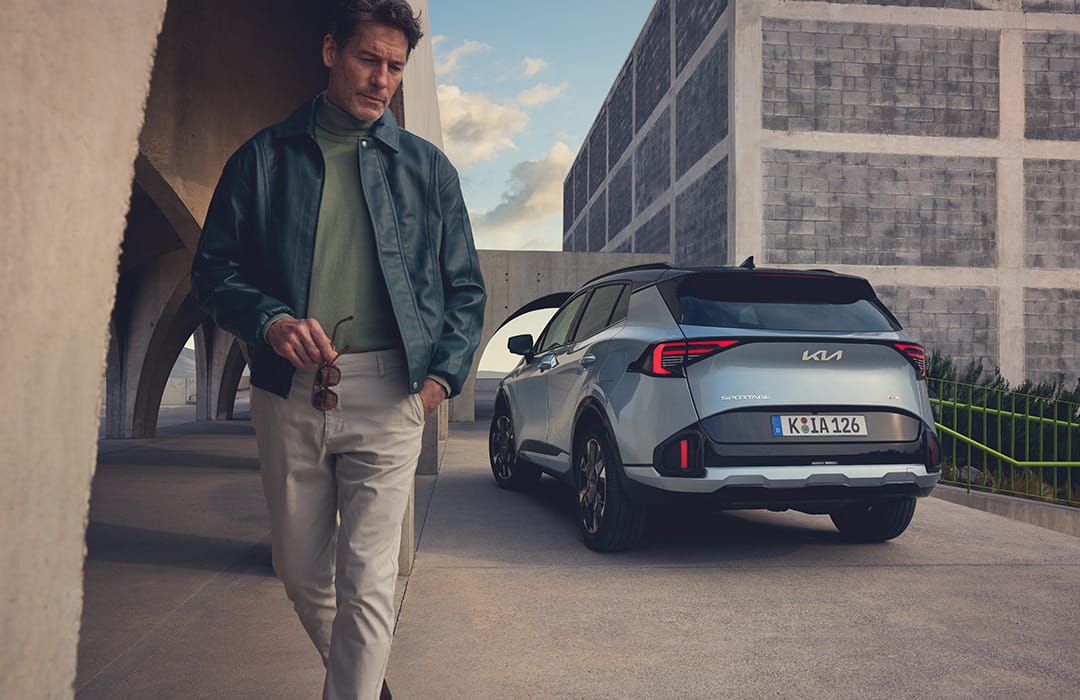 Vue arrière du nouveau Kia Sportage avec un mannequin