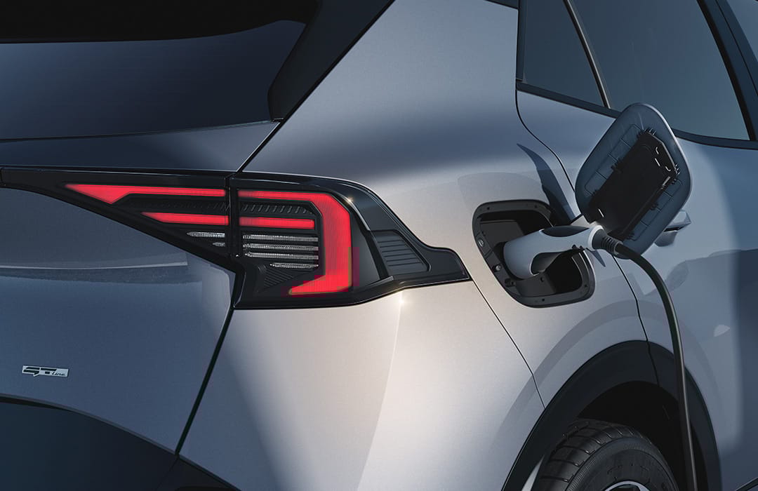 Närbild av laddluckan på Kia Sportage.