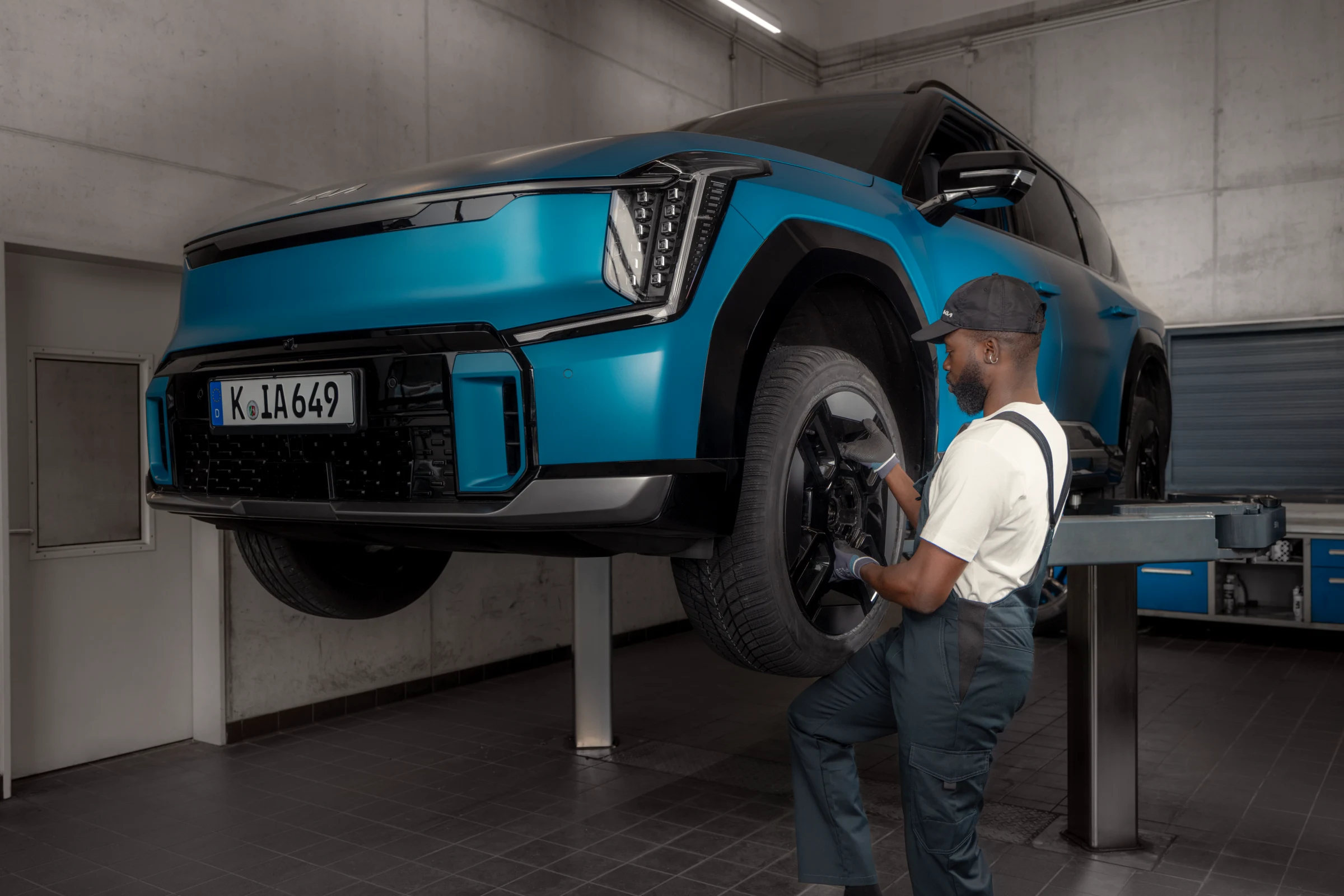 Kia Technician changing the tyres of a Kia EV9 as part of the Kia Tyre Change Service