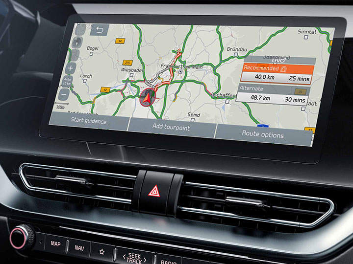 Sistema di infotainment di un’auto Kia con le mappe aggiornate.