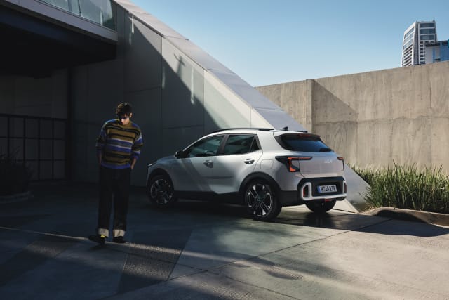 Une voiture roulante