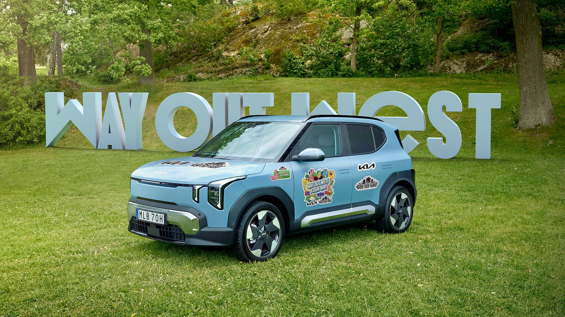 Kia EV2 på en gräsmatta med Way Out West-logotyp baktill.