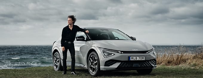 Kia EV6 vid kusten.