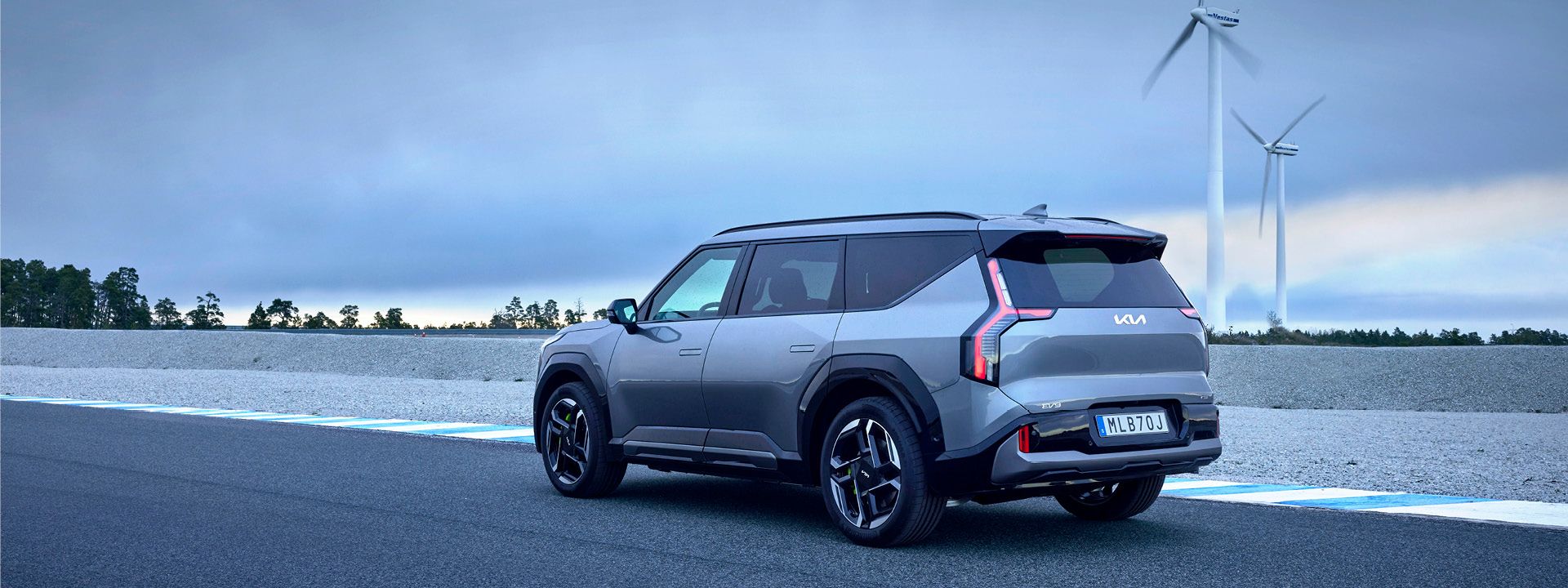 Öppningsbild för designsektionen med Kia EV9 GT bakifrån.