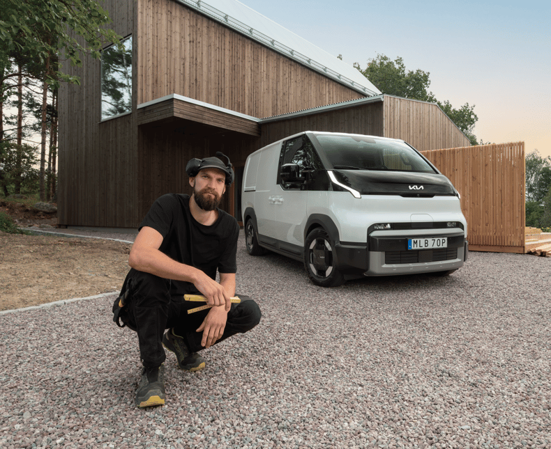 felkan-snickrar-pbv-sammarbete-kia-transportbil