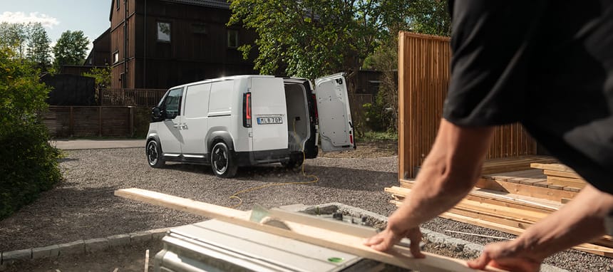 Infotainmentskärmen som visar mediaappar för streaming av musik och video under bilfärder.