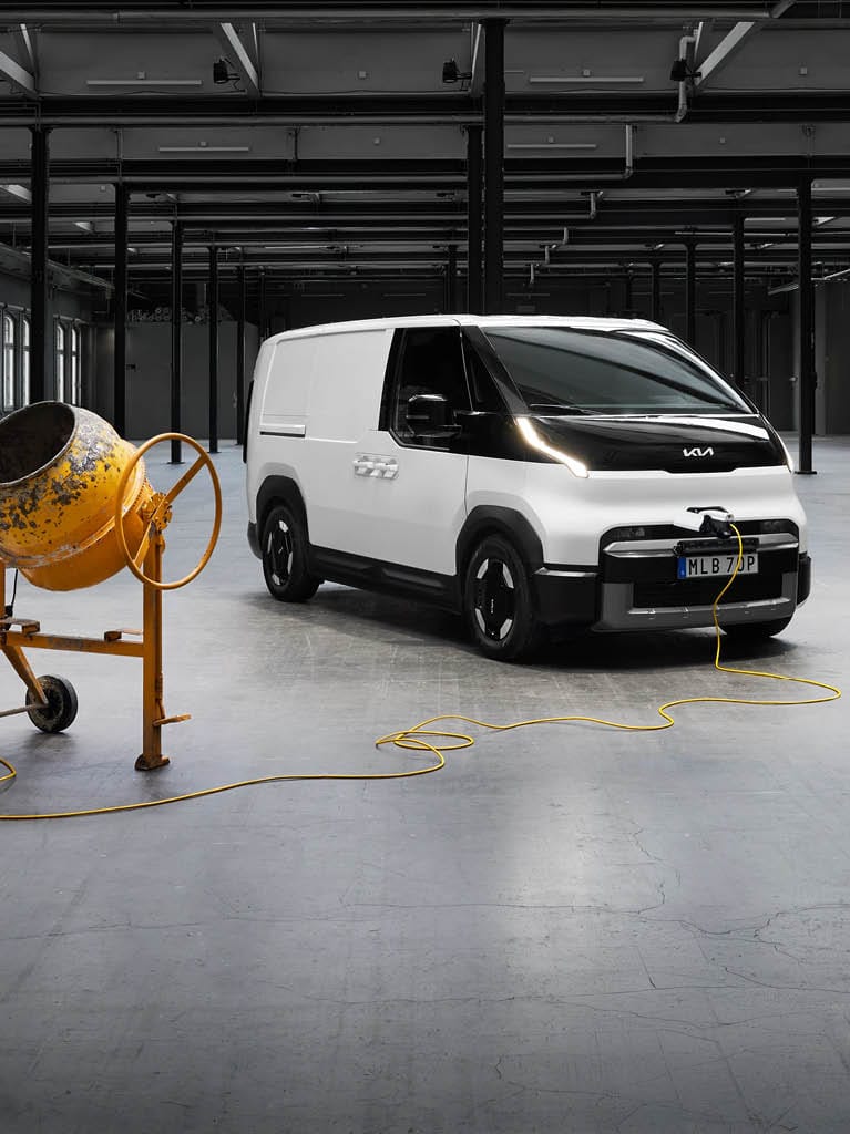 Kia PV5 Cargo med cementblandare.