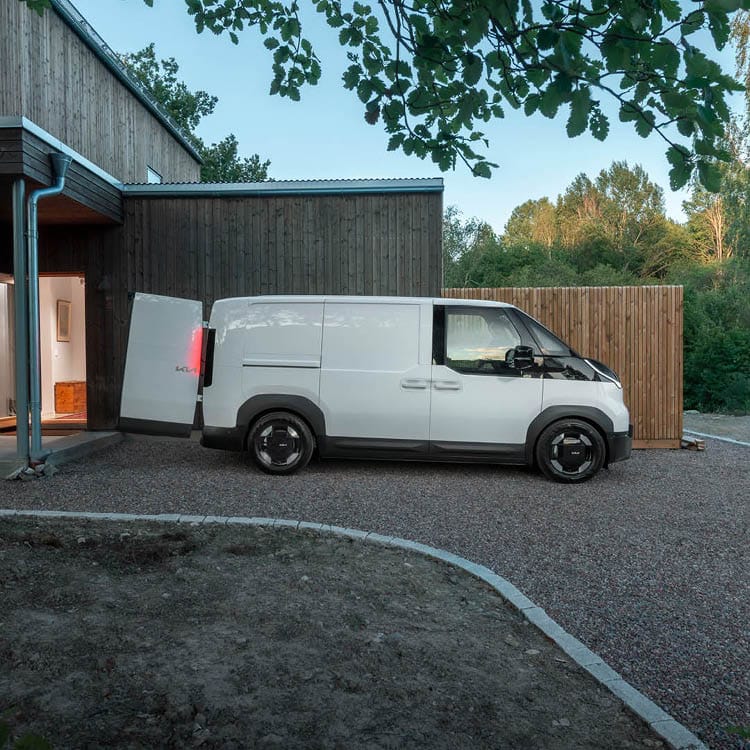 En upphöjd Kia PV5 Passenger på verkstad.