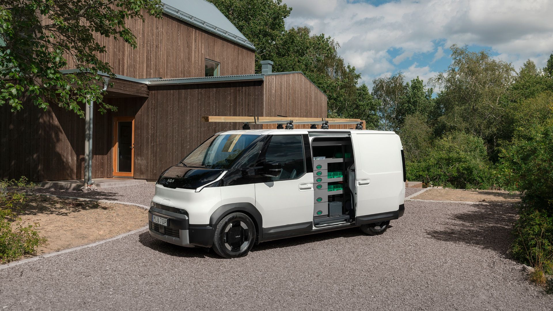 Kia PV5 Cargo i vitt utförande med sidodörren öppen.