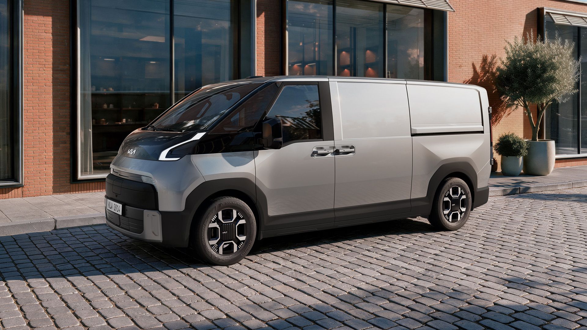 Kia PV5 Cargo med cementblandare intill.