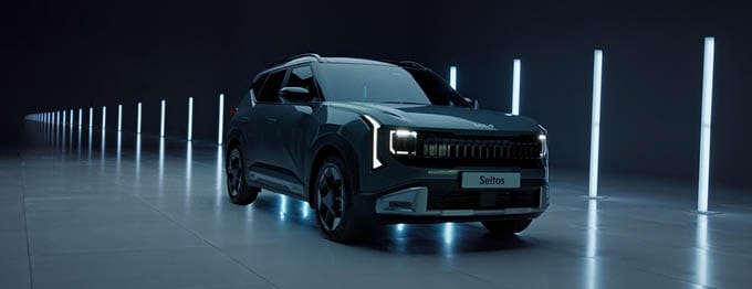 Kia Seltos snett framifrån.