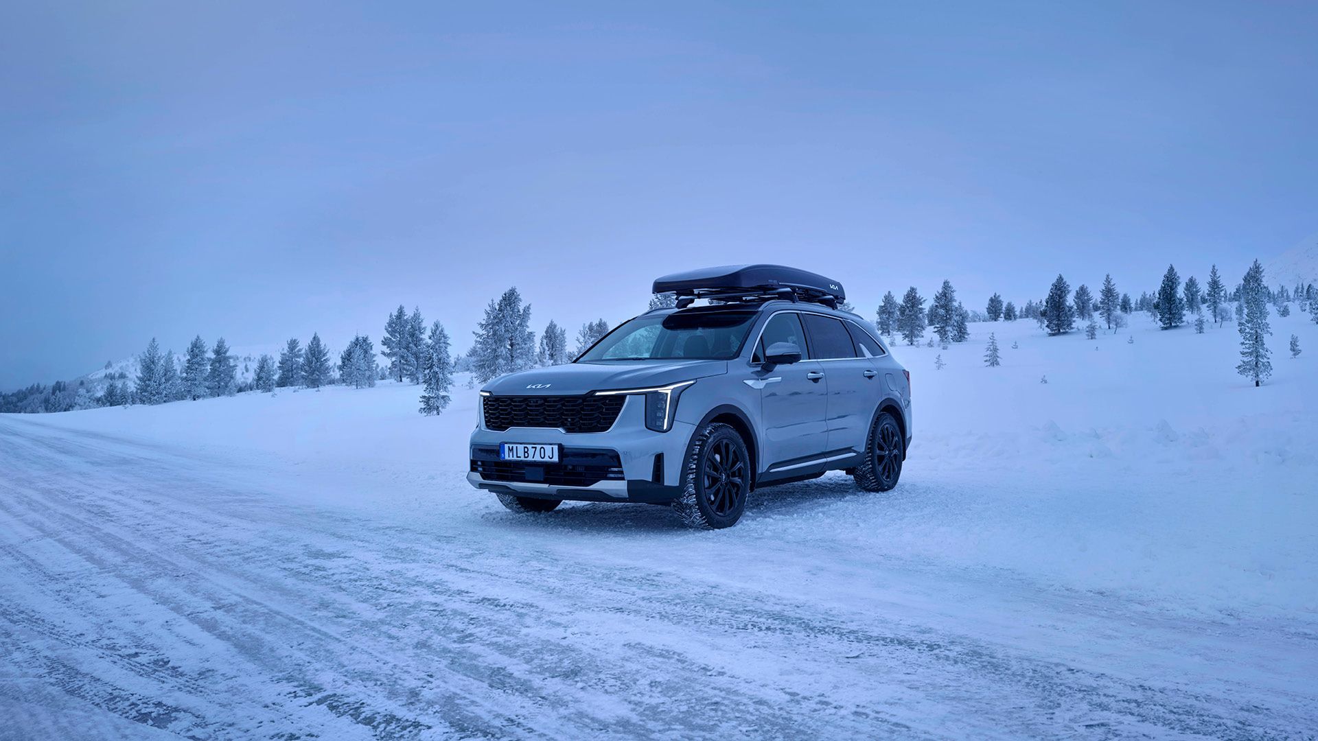 Kia Sorento med takbox i vinterlandskap