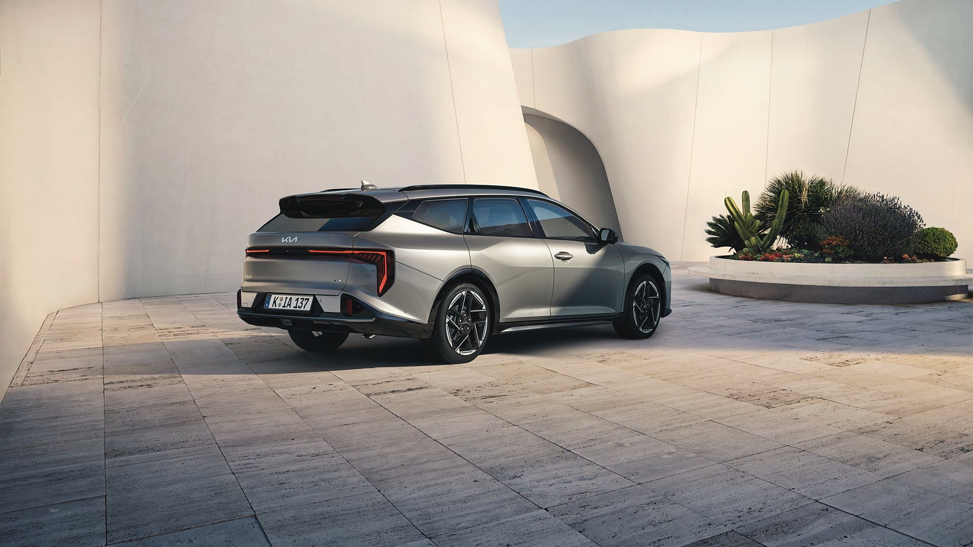 Kia K4 Sportswagon zaparkovaná na nádvorí, pohľad zozadu