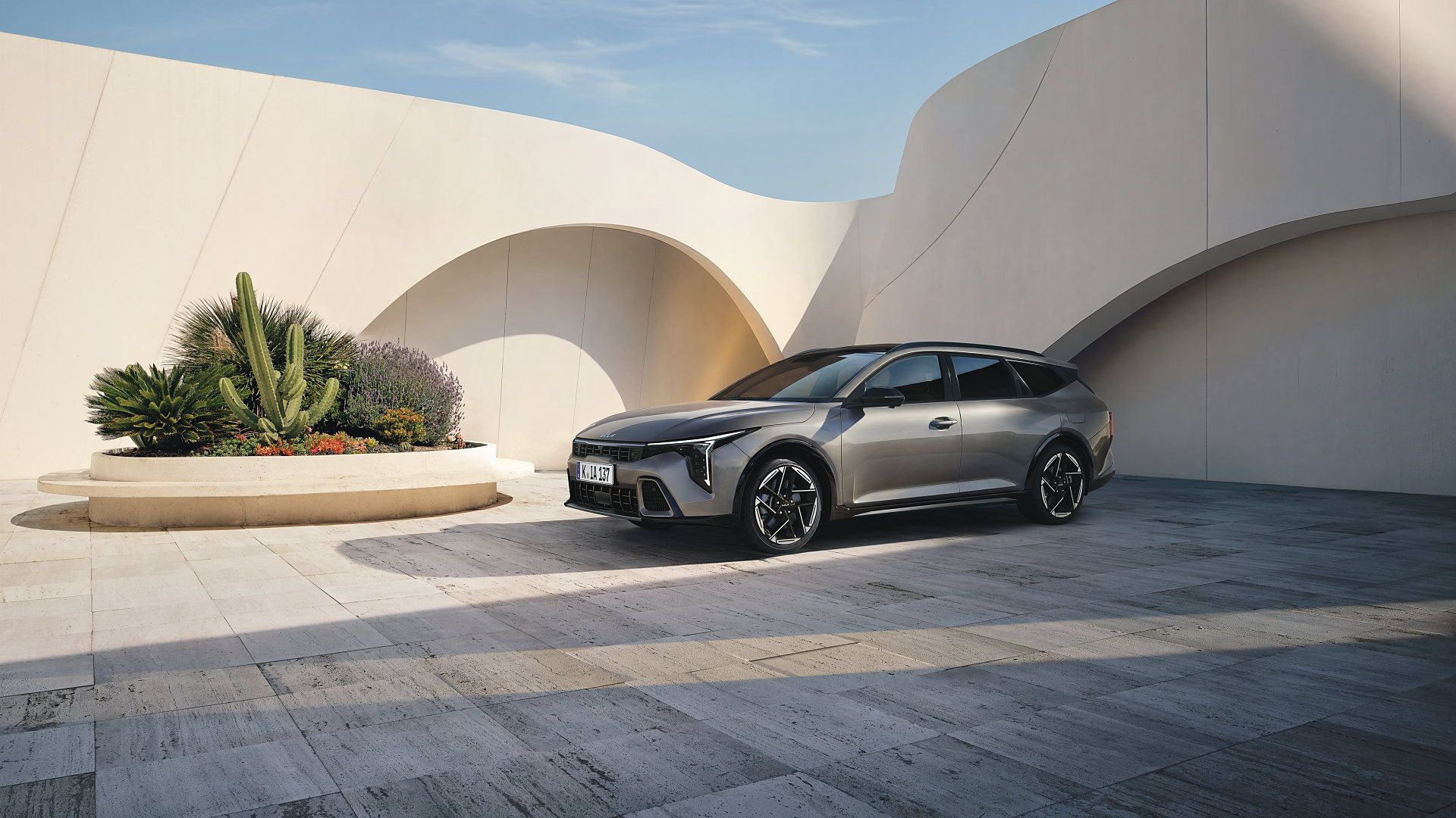 Kia K4 Sportswagon z predného bočného pohľadu — dlhá karoséria kombi