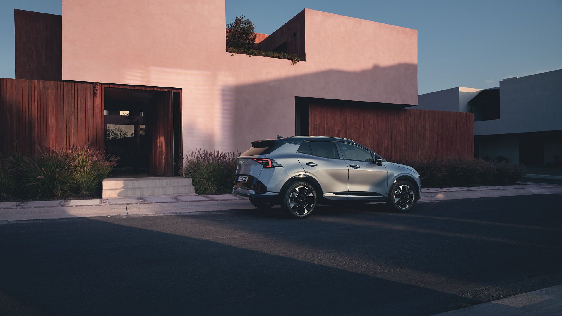 Kia Sportage ako rodinné SUV zaparkované pred domom
