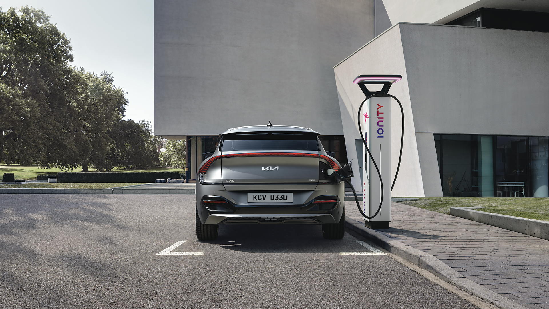 Kia EV6 pripojená k verejnej nabíjacej stanici na parkovisku