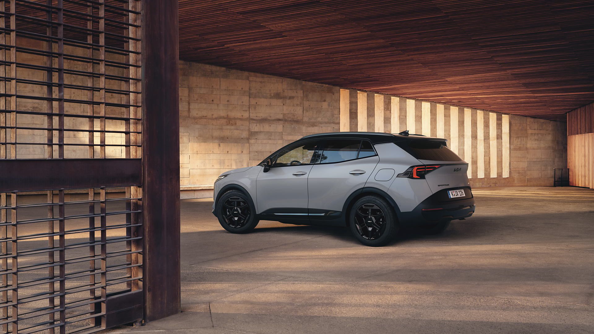 Kia Sportage z bočno-zadného pohľadu v krytom státí