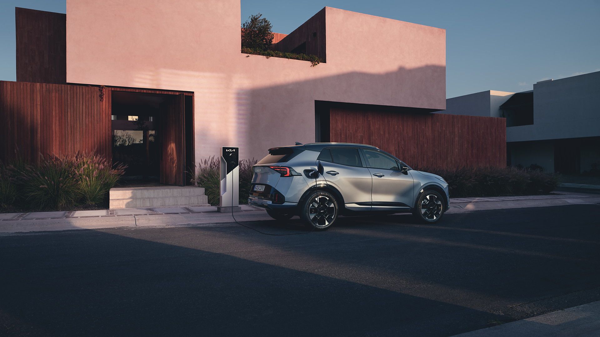 Nabíjanie Kia Sportage plug-in hybrid pri rodinnom dome