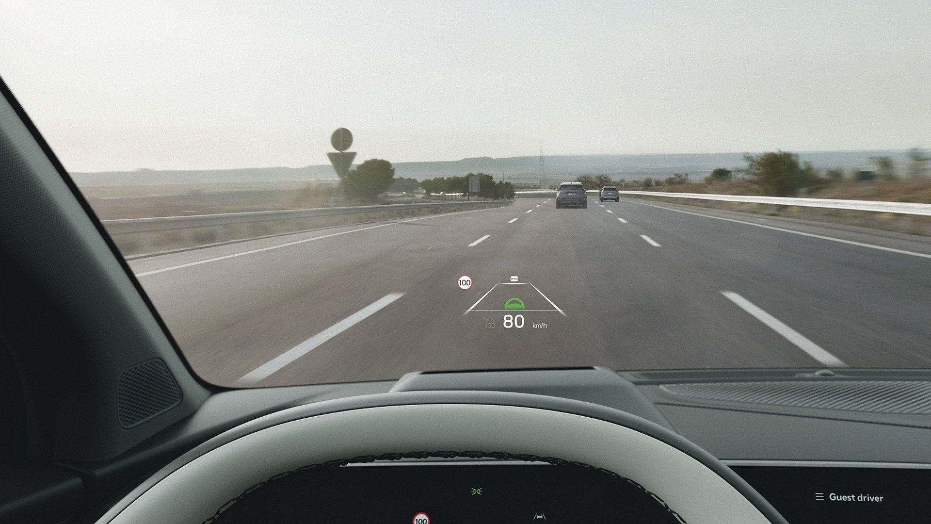 Pohľad z Kia Sportage hybrid počas jazdy po diaľnici
