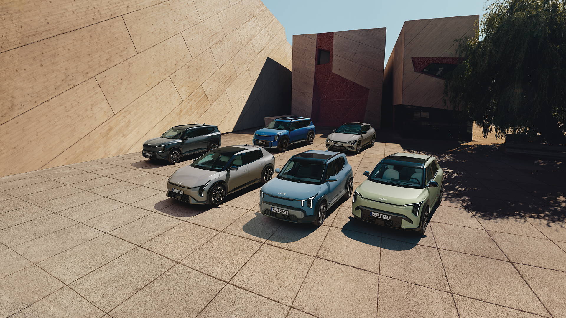 Šesť elektrických modelov Kia od kompaktného EV3 po SUV EV9 zaparkovaných na nádvorí