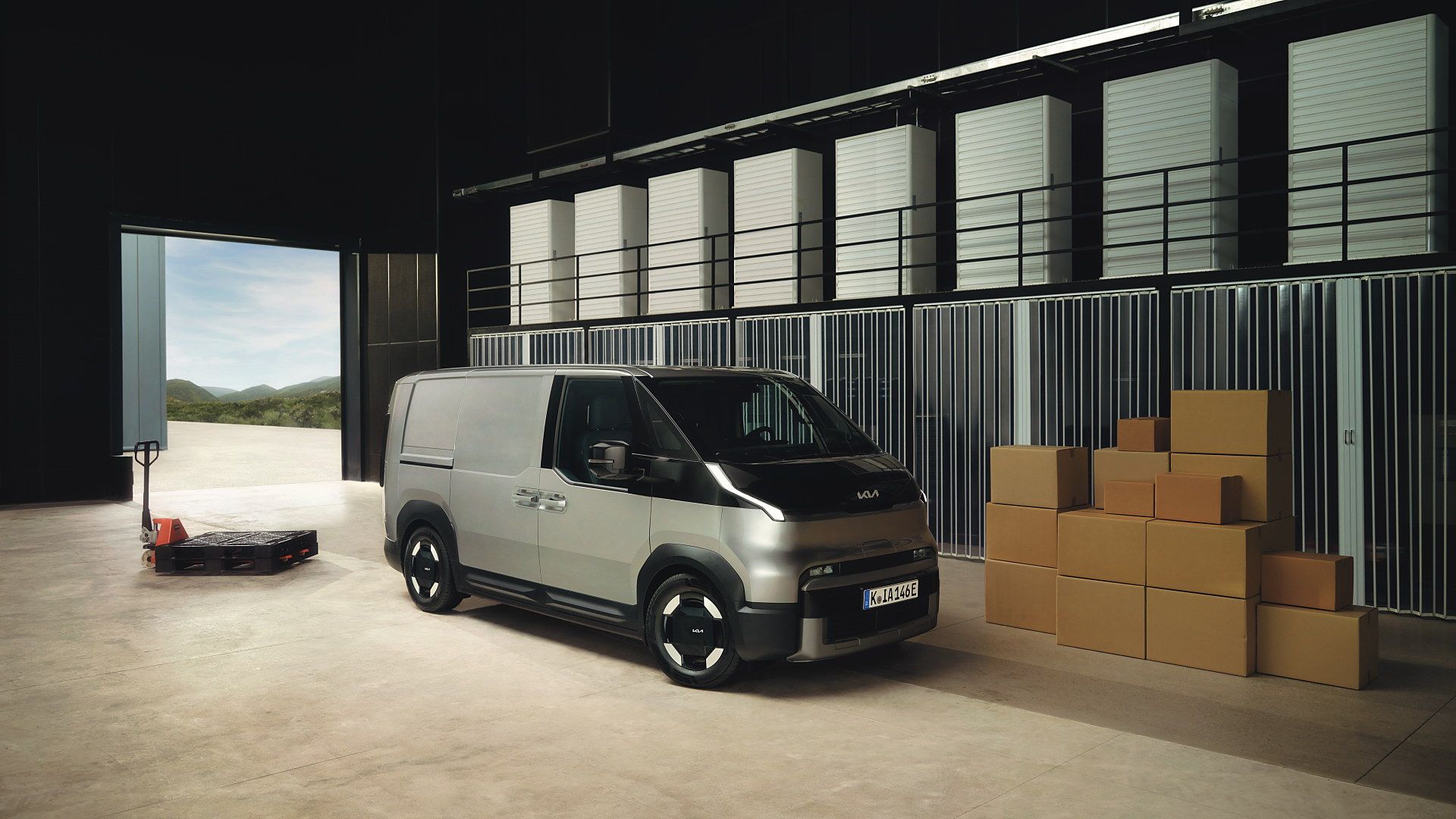 Kia PV5 Cargo v sklade s paletami a balíkmi pripravenými na rozvoz