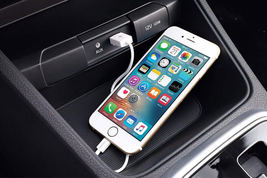 AUX & USB connection with 2-stage tray