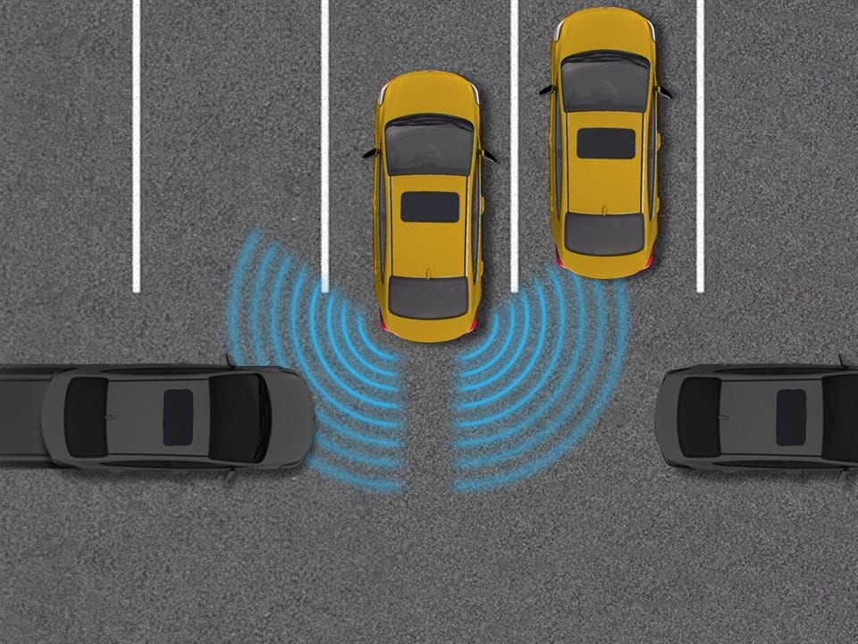 Asistente de prevención de colisión con tráfico cruzado trasero (RCCA)°
