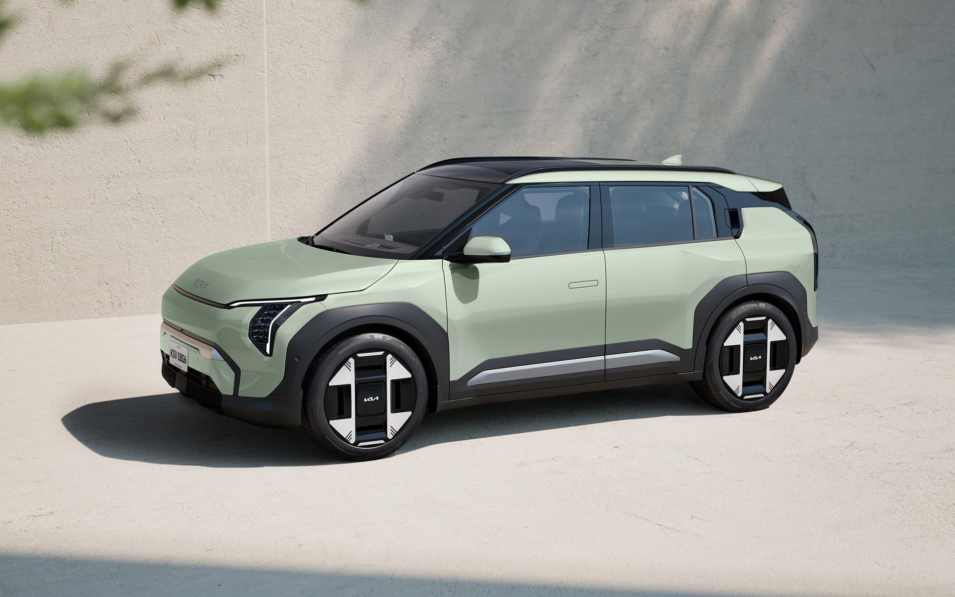 Diseño exterior del Kia EV3 con faros cúbicos LED y proporciones de SUV subcompacto