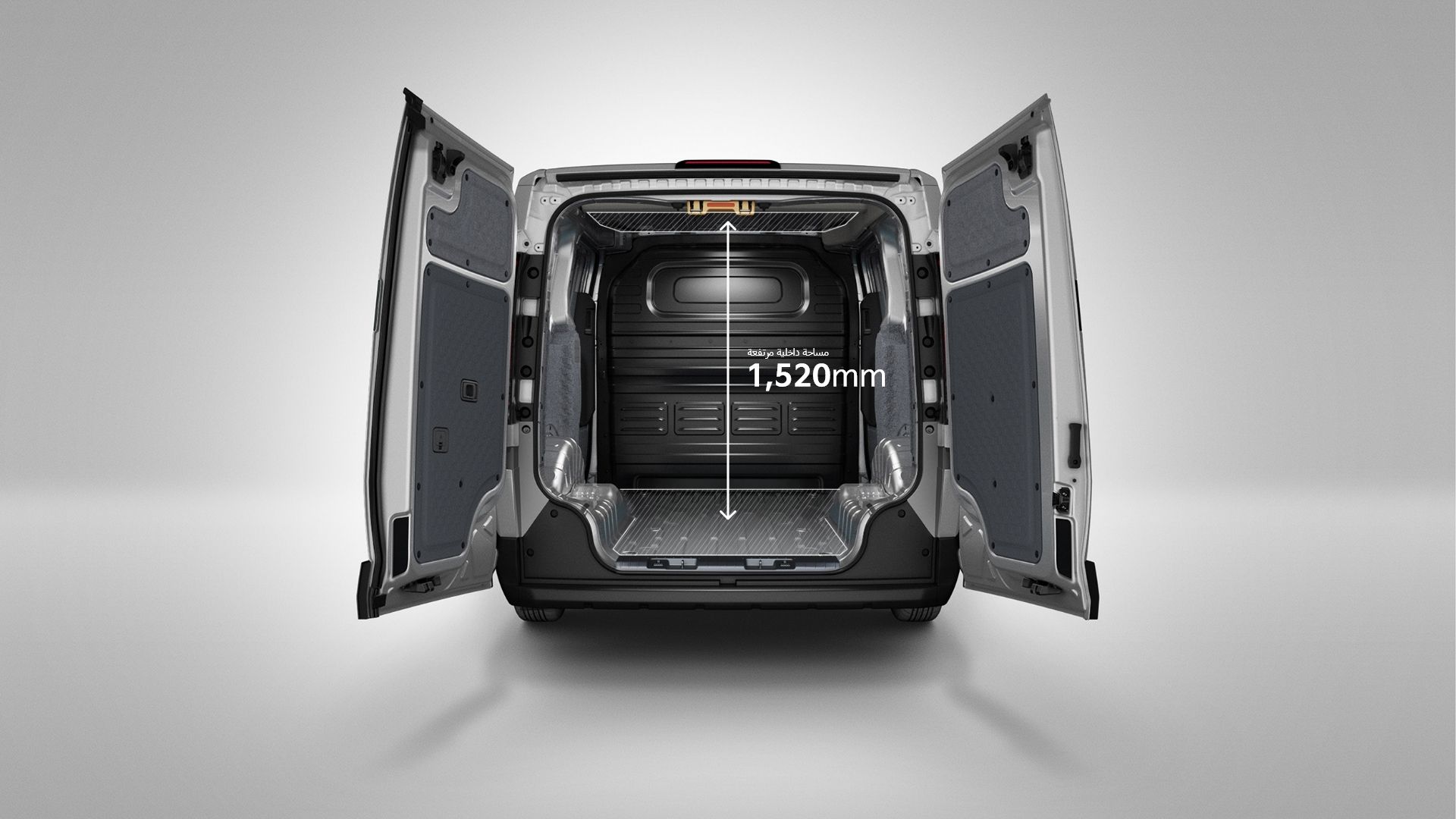 منظر خلفي لكيا PV5 للشحن مع فتح أبواب الشحن