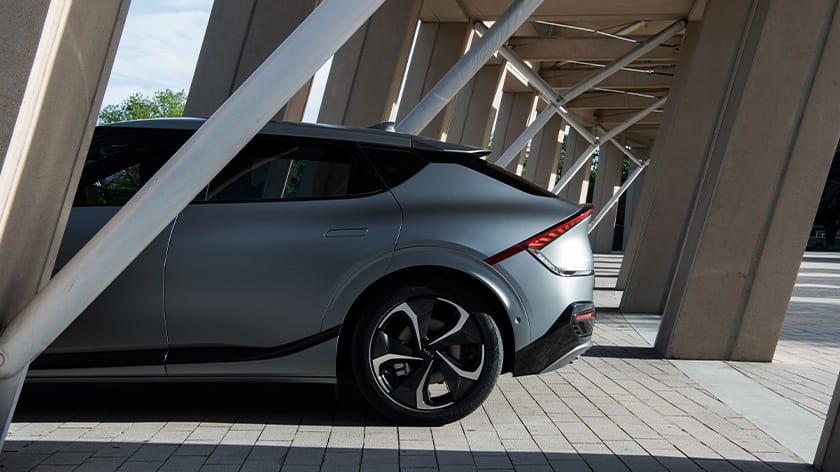 منظر جانبي لسيارة EV6 بجانب هيكل خشبي