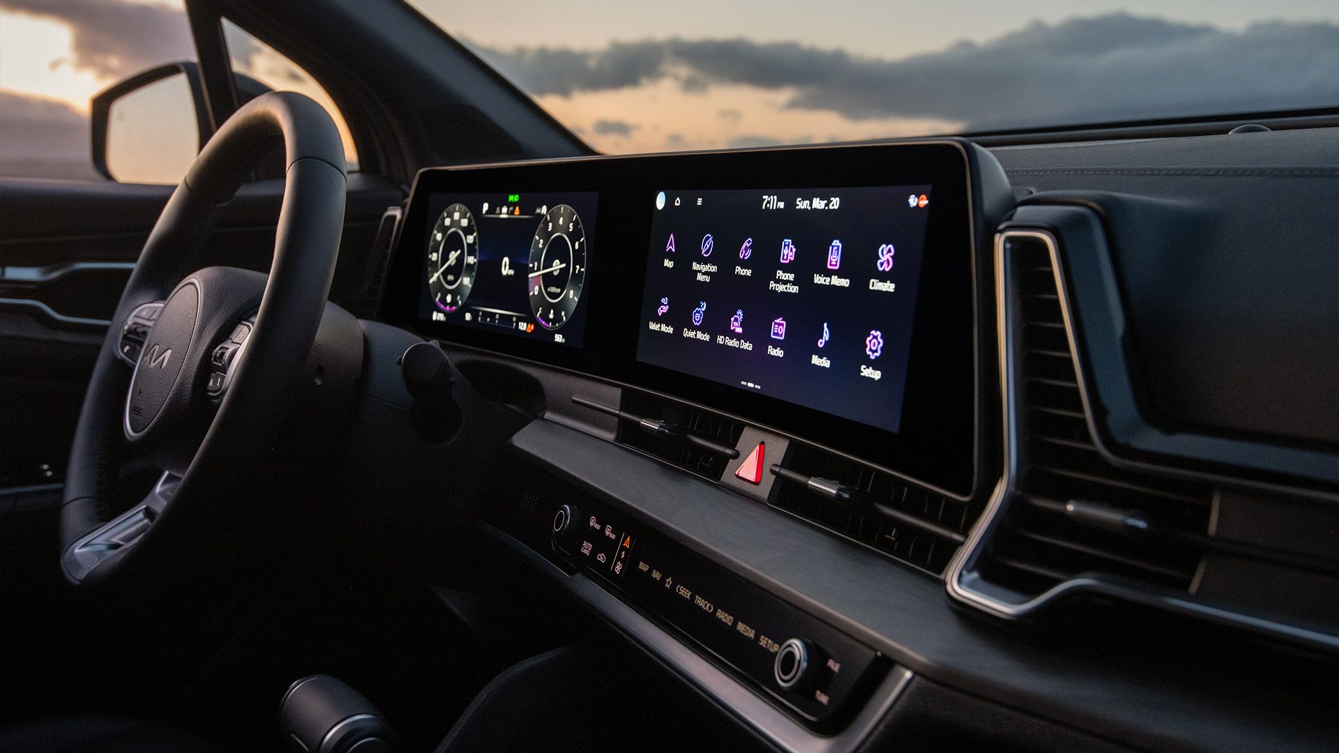 منظر أمامي جانبي لشاشة العدادات والشاشة الوسطية