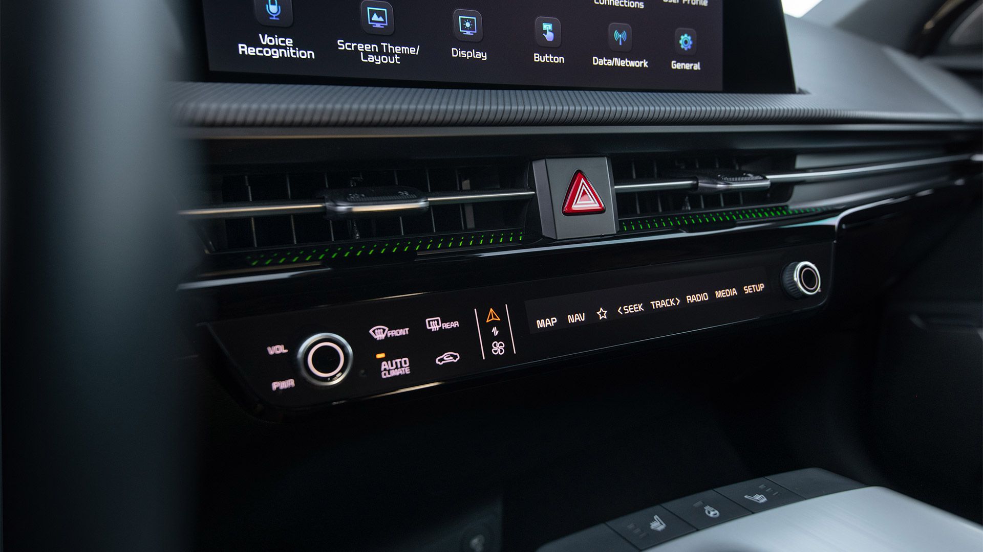 لقطة مقرّبة للوحة التحكم في كيا EV6