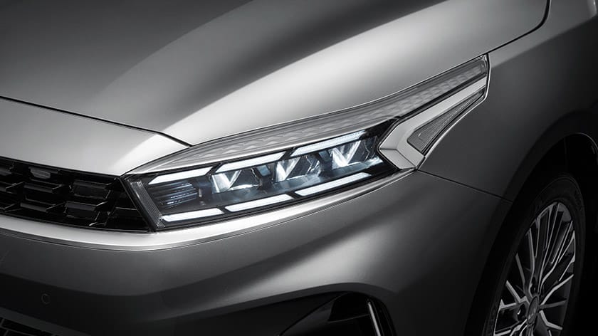 لقطة مقرّبة لمصباح كيا سيراتو الأمامي