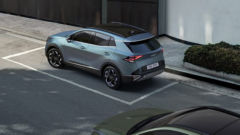 سيارة كيا سبورتاج متوقفة على الطريق