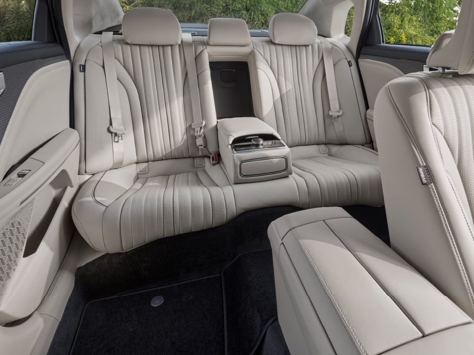 جودة جمالية راقية مستوحاة من تصميم بسيط لكنه ممتلئ بالحواف المنحوتة بشكل أنيق