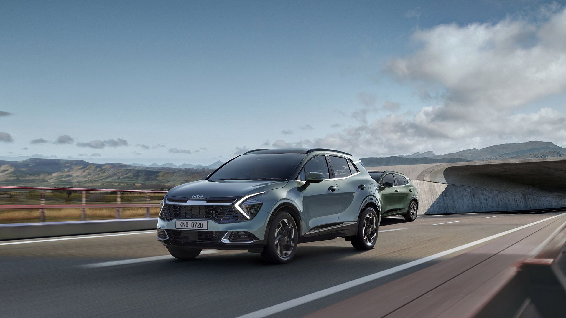 Vista frontal de la Sportage corriendo en la carretera