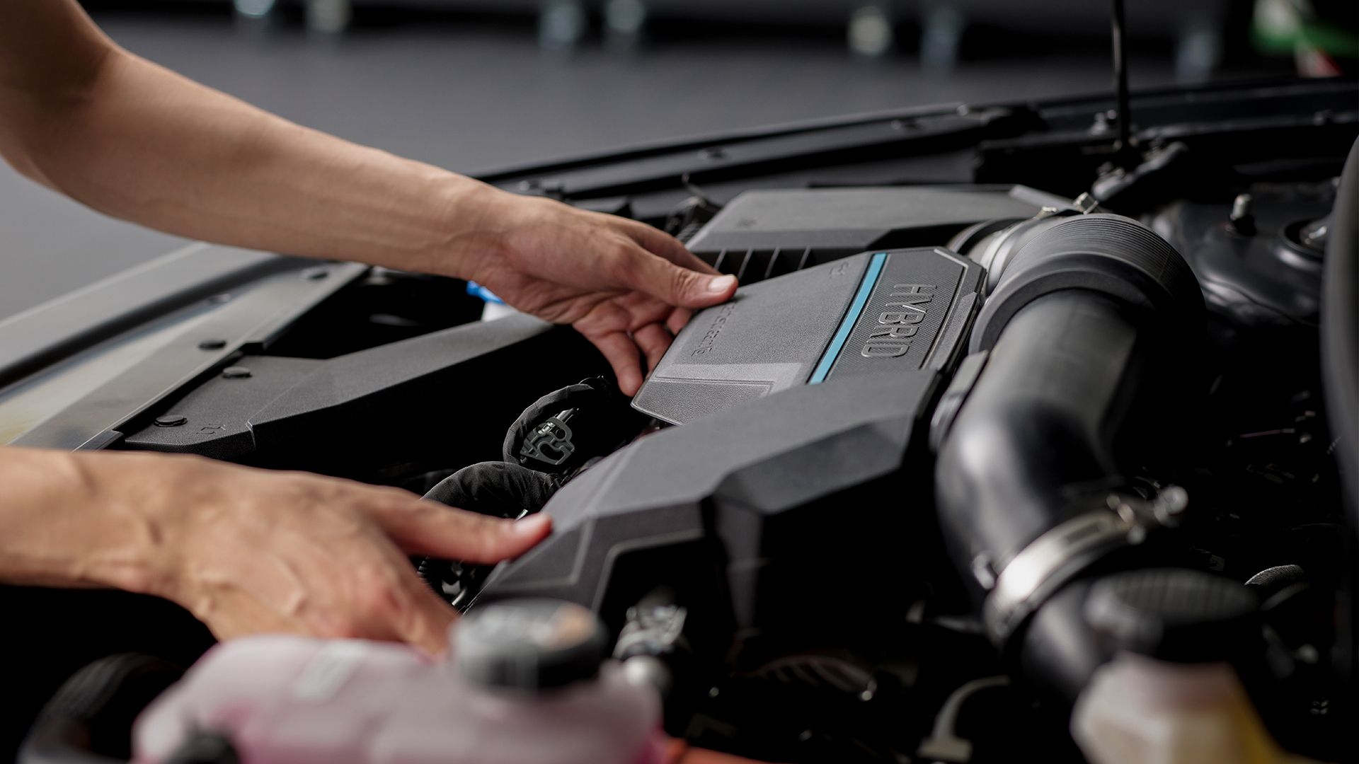 Technician working on the hybrid engine of the Kia Sportage HEV