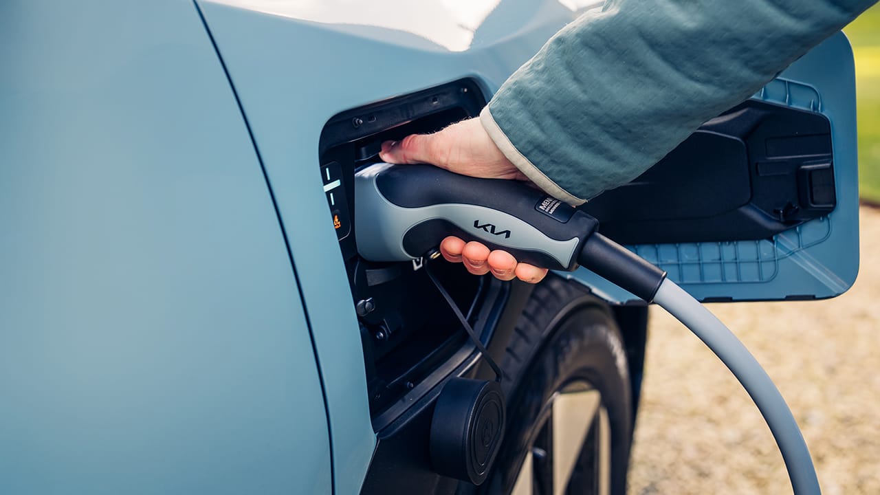 Kia EV3 GT-Line'a takılı şarj kablosu